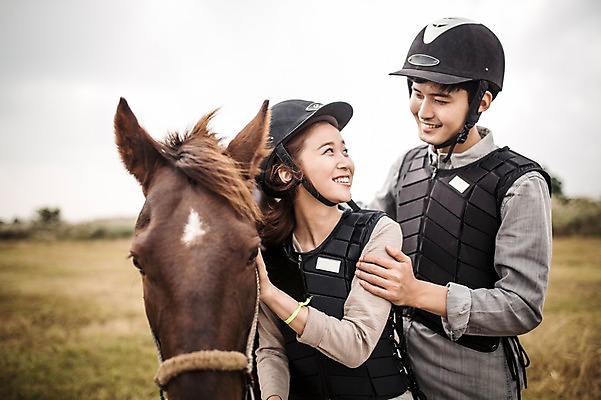 포토 JPG 주간 커플 여자 남자 커플라이프 서기 미소 상반신 20대 성인 야외 두명 앞모습 제주도 한국인 가을 말_동물 체험 승마 즐거움 성인만 성읍랜드 국내포토 자연요소 라이프스타일 계절 감정 스포츠 뷰포인트 컨셉 포유류 관계 모션 한국 표정 사람 동양인 청년 파일형식