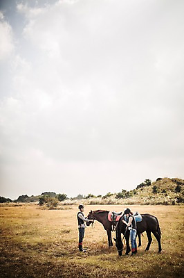 포토 JPG 주간 전신 커플 여자 남자 커플라이프 휴식 서기 20대 성인 야외 두명 옆모습 제주도 한국인 가을 말_동물 체험 승마 즐거움 성인만 성읍랜드 국내포토 자연요소 라이프스타일 계절 감정 스포츠 뷰포인트 컨셉 포유류 관계 모션 한국 사람 동양인 청년 파일형식
