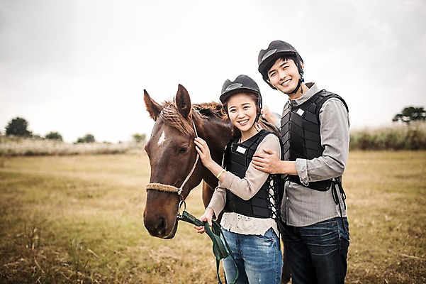 포토 JPG 주간 커플 여자 남자 커플라이프 서기 미소 상반신 20대 성인 야외 두명 옆모습 제주도 한국인 가을 말_동물 체험 승마 즐거움 성인만 성읍랜드 국내포토 자연요소 라이프스타일 계절 감정 스포츠 뷰포인트 컨셉 포유류 관계 모션 한국 표정 사람 동양인 청년 파일형식