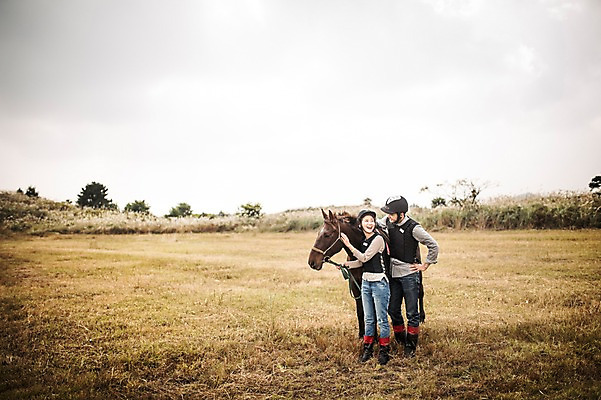 포토 JPG 주간 전신 커플 여자 남자 커플라이프 휴식 서기 20대 성인 야외 두명 옆모습 제주도 한국인 가을 말_동물 체험 승마 즐거움 성인만 성읍랜드 국내포토 자연요소 라이프스타일 계절 감정 스포츠 뷰포인트 컨셉 포유류 관계 모션 한국 사람 동양인 청년 파일형식