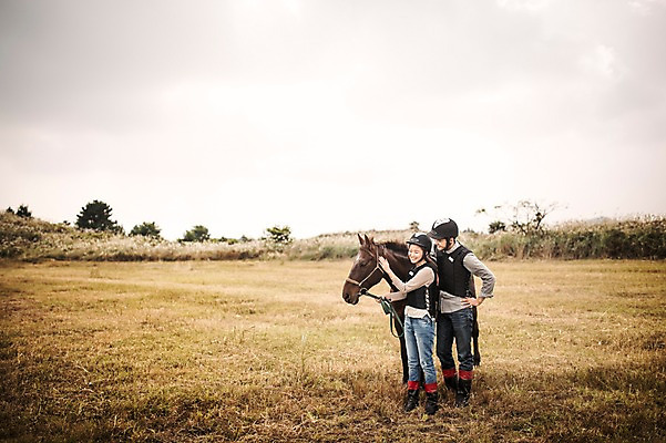 포토 JPG 주간 전신 커플 여자 남자 커플라이프 휴식 서기 20대 성인 야외 두명 옆모습 제주도 한국인 가을 말_동물 체험 승마 즐거움 성인만 성읍랜드 국내포토 자연요소 라이프스타일 계절 감정 스포츠 뷰포인트 컨셉 포유류 관계 모션 한국 사람 동양인 청년 파일형식