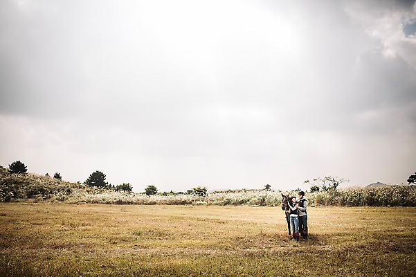 포토 JPG 주간 전신 커플 여자 남자 커플라이프 서기 20대 성인 야외 두명 앞모습 제주도 한국인 가을 말_동물 체험 승마 즐거움 성인만 성읍랜드 국내포토 자연요소 라이프스타일 계절 감정 스포츠 뷰포인트 컨셉 포유류 관계 모션 한국 사람 동양인 청년 파일형식