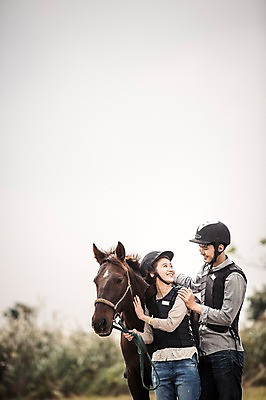 포토 JPG 주간 커플 여자 남자 커플라이프 휴식 서기 상반신 20대 성인 야외 두명 앞모습 제주도 한국인 가을 말_동물 체험 승마 즐거움 성인만 성읍랜드 국내포토 자연요소 라이프스타일 계절 감정 스포츠 뷰포인트 컨셉 포유류 관계 모션 한국 사람 동양인 청년 파일형식