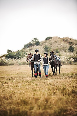 포토 JPG 주간 전신 커플 여자 남자 커플라이프 서기 20대 성인 야외 두명 앞모습 제주도 한국인 가을 말_동물 체험 승마 즐거움 성인만 성읍랜드 국내포토 자연요소 라이프스타일 계절 감정 스포츠 뷰포인트 컨셉 포유류 관계 모션 한국 사람 동양인 청년 파일형식