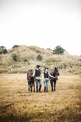 포토 JPG 주간 전신 커플 여자 남자 커플라이프 20대 성인 야외 두명 앞모습 제주도 걷기 한국인 가을 말_동물 체험 승마 즐거움 성인만 성읍랜드 국내포토 자연요소 라이프스타일 계절 감정 스포츠 뷰포인트 컨셉 포유류 관계 모션 한국 사람 동양인 청년 파일형식