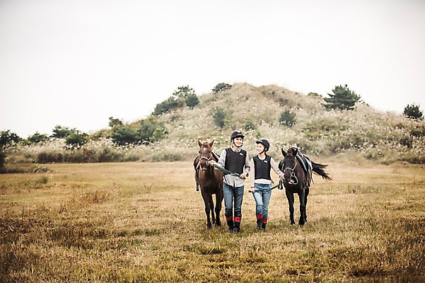 포토 JPG 주간 전신 커플 여자 남자 커플라이프 20대 성인 야외 두명 앞모습 제주도 걷기 한국인 가을 말_동물 체험 승마 즐거움 성인만 성읍랜드 국내포토 자연요소 라이프스타일 계절 감정 스포츠 뷰포인트 컨셉 포유류 관계 모션 한국 사람 동양인 청년 파일형식