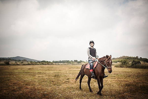 포토 JPG 주간 전신 남자 한명 미소 20대 성인 야외 앞모습 제주도 한국인 가을 말_동물 체험 승마 승차 즐거움 남자만 성인남자만 성읍랜드 국내포토 자연요소 1 계절 감정 스포츠 뷰포인트 컨셉 포유류 모션 한국 표정 사람 동양인 청년 성인만 파일형식