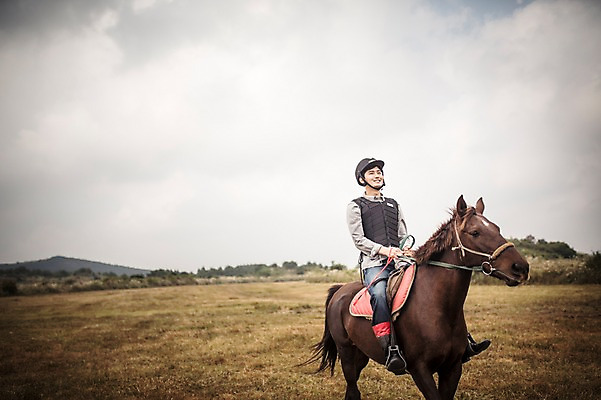 포토 JPG 주간 전신 남자 한명 20대 성인 야외 옆모습 제주도 한국인 가을 말_동물 체험 승마 승차 즐거움 남자만 성인남자만 성읍랜드 국내포토 자연요소 1 계절 감정 스포츠 뷰포인트 컨셉 포유류 모션 한국 사람 동양인 청년 성인만 파일형식