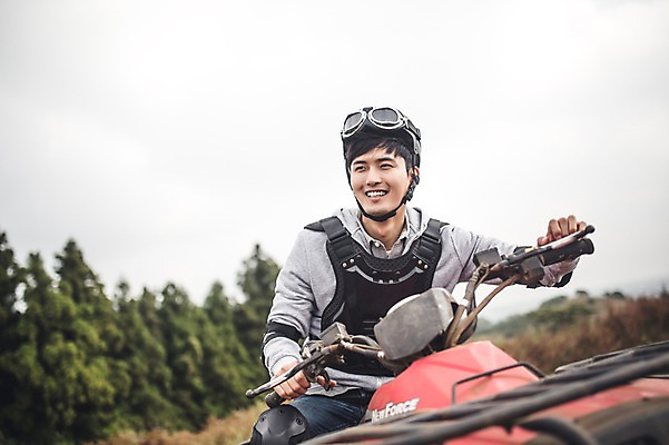 포토 JPG 주간 남자 한명 미소 상반신 20대 성인 야외 앞모습 제주도 한국인 자유 가을 승차 즐거움 4륜바이크 남자만 성인남자만 성읍랜드 국내포토 자연요소 1 계절 감정 뷰포인트 컨셉 모션 한국 표정 사람 동양인 청년 바이크 성인만 파일형식