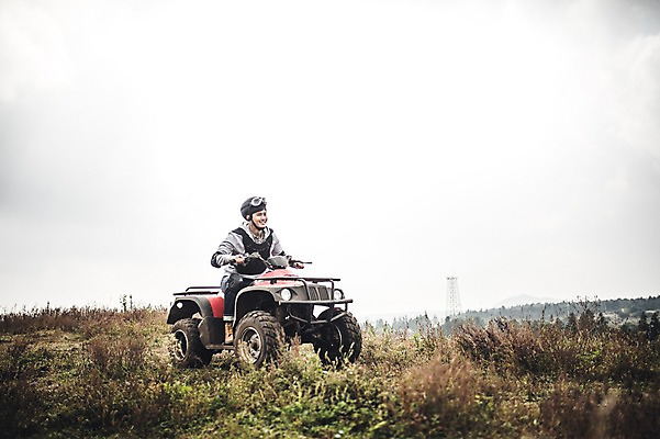 포토 JPG 주간 전신 남자 한명 미소 20대 성인 야외 앞모습 제주도 한국인 자유 가을 승차 즐거움 4륜바이크 성읍랜드 국내포토 자연요소 1 계절 감정 뷰포인트 컨셉 모션 한국 표정 사람 동양인 청년 바이크 파일형식