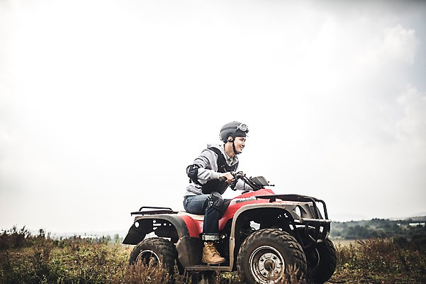 포토 JPG 주간 전신 남자 한명 20대 성인 야외 옆모습 제주도 한국인 자유 가을 승차 즐거움 4륜바이크 남자만 성인남자만 성읍랜드 국내포토 자연요소 1 계절 감정 뷰포인트 컨셉 모션 한국 사람 동양인 청년 바이크 성인만 파일형식