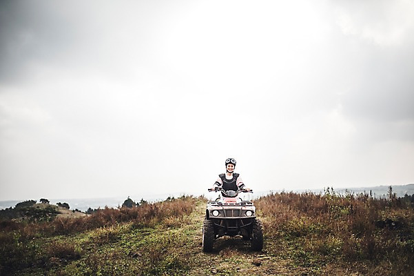 포토 JPG 주간 전신 여자 한명 미소 20대 성인 야외 앞모습 제주도 한국인 자유 가을 승차 즐거움 4륜바이크 여자만 성인여자만 성읍랜드 국내포토 자연요소 1 계절 감정 뷰포인트 컨셉 모션 한국 표정 사람 동양인 청년 바이크 성인만 파일형식