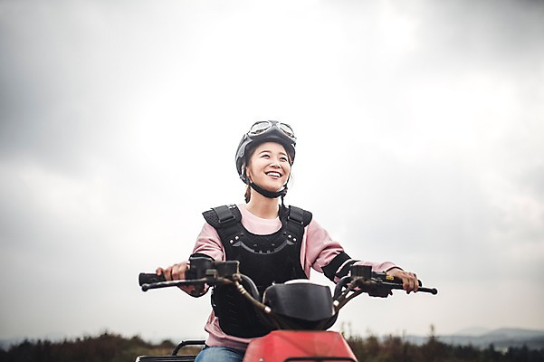 포토 JPG 주간 여자 한명 미소 상반신 20대 성인 야외 앞모습 제주도 한국인 자유 가을 승차 즐거움 4륜바이크 여자만 성인여자만 성읍랜드 국내포토 자연요소 1 계절 감정 뷰포인트 컨셉 모션 한국 표정 사람 동양인 청년 바이크 성인만 파일형식
