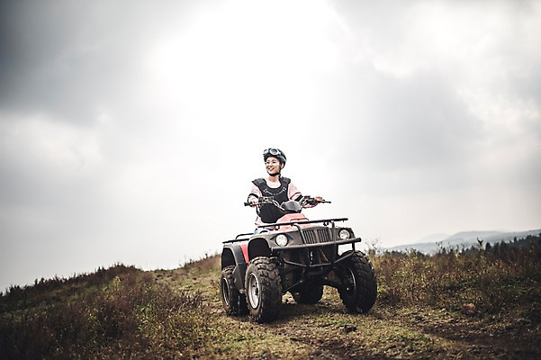 포토 JPG 주간 전신 여자 한명 미소 20대 성인 야외 앞모습 제주도 한국인 자유 가을 승차 즐거움 4륜바이크 여자만 성인여자만 성읍랜드 국내포토 자연요소 1 계절 감정 뷰포인트 컨셉 모션 한국 표정 사람 동양인 청년 바이크 성인만 파일형식