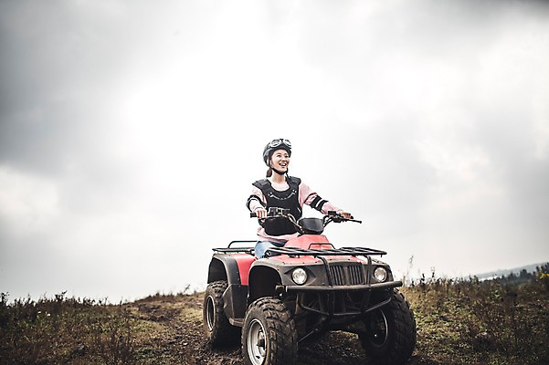 포토 JPG 주간 전신 여자 한명 미소 20대 성인 야외 앞모습 제주도 한국인 자유 가을 승차 즐거움 4륜바이크 여자만 성인여자만 성읍랜드 국내포토 자연요소 1 계절 감정 뷰포인트 컨셉 모션 한국 표정 사람 동양인 청년 바이크 성인만 파일형식