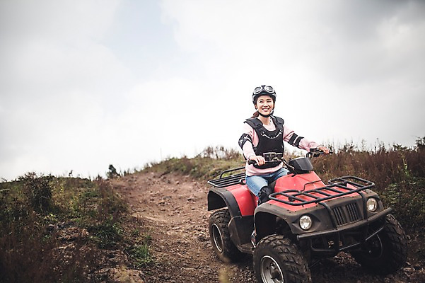 포토 JPG 주간 전신 여자 한명 미소 20대 성인 야외 앞모습 제주도 한국인 자유 가을 승차 즐거움 4륜바이크 여자만 성인여자만 성읍랜드 국내포토 자연요소 1 계절 감정 뷰포인트 컨셉 모션 한국 표정 사람 동양인 청년 바이크 성인만 파일형식