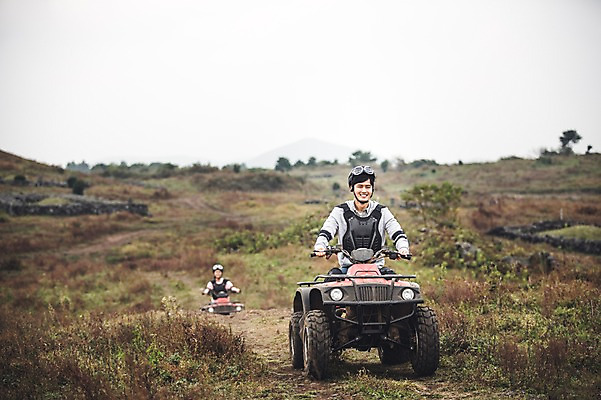포토 JPG 주간 전신 커플 여자 남자 커플라이프 미소 20대 성인 야외 두명 앞모습 제주도 한국인 자유 가을 승차 즐거움 4륜바이크 성인만 성읍랜드 국내포토 자연요소 라이프스타일 계절 감정 뷰포인트 컨셉 관계 모션 한국 표정 사람 동양인 청년 바이크 파일형식