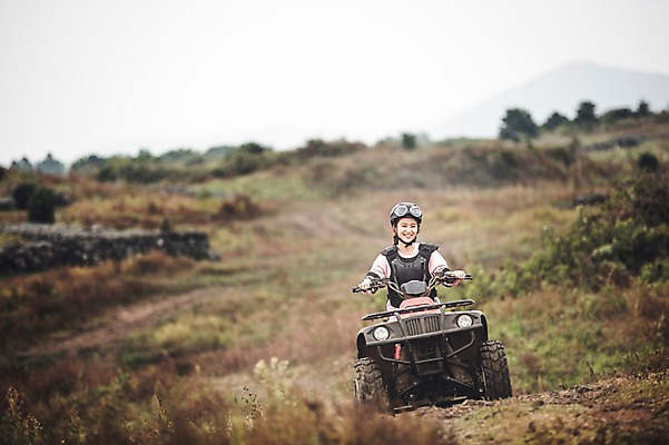 포토 JPG 주간 여자 한명 미소 상반신 20대 성인 야외 앞모습 제주도 한국인 자유 가을 승차 즐거움 4륜바이크 여자만 성인여자만 성읍랜드 국내포토 자연요소 1 계절 감정 뷰포인트 컨셉 모션 한국 표정 사람 동양인 청년 바이크 성인만 파일형식