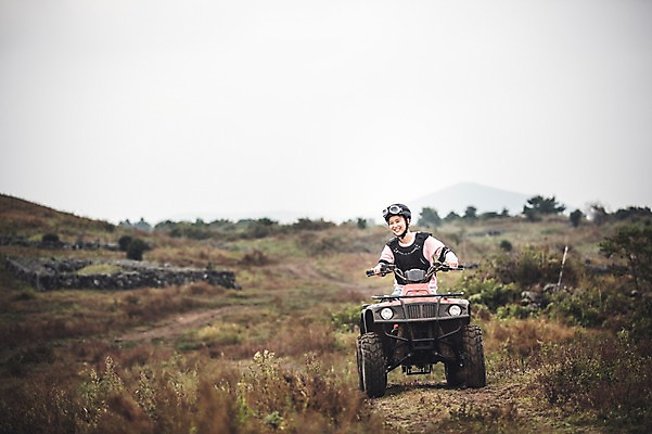 포토 JPG 주간 여자 한명 미소 상반신 20대 성인 야외 앞모습 제주도 한국인 자유 가을 승차 즐거움 4륜바이크 여자만 성인여자만 성읍랜드 국내포토 자연요소 1 계절 감정 뷰포인트 컨셉 모션 한국 표정 사람 동양인 청년 바이크 성인만 파일형식