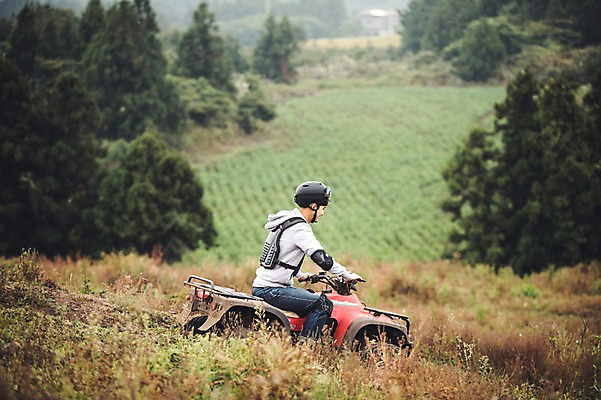 포토 JPG 주간 전신 남자 한명 20대 성인 야외 옆모습 제주도 한국인 자유 가을 승차 즐거움 4륜바이크 남자만 성인남자만 성읍랜드 국내포토 자연요소 1 계절 감정 뷰포인트 컨셉 모션 한국 사람 동양인 청년 바이크 성인만 파일형식