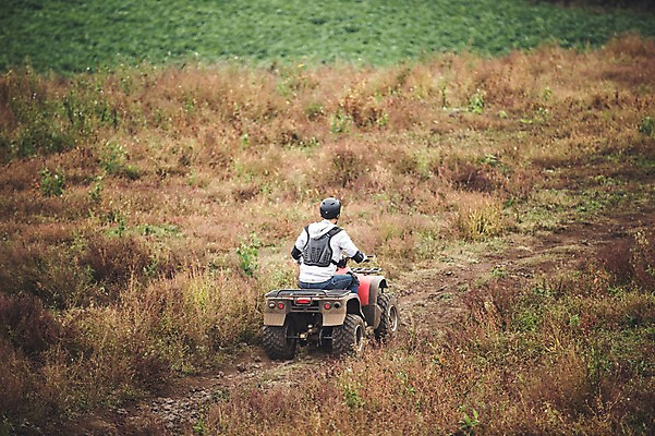 포토 JPG 주간 전신 남자 한명 20대 성인 야외 뒷모습 제주도 한국인 자유 가을 승차 즐거움 4륜바이크 남자만 성인남자만 성읍랜드 국내포토 자연요소 1 계절 감정 뷰포인트 컨셉 모션 한국 사람 동양인 청년 바이크 성인만 파일형식