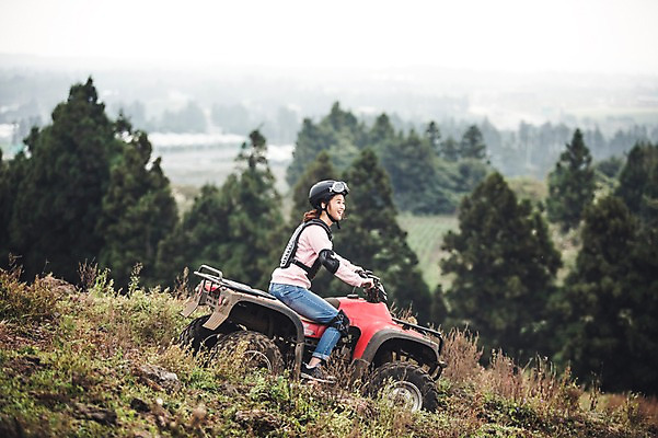 포토 JPG 주간 전신 여자 한명 미소 20대 성인 야외 옆모습 제주도 한국인 자유 가을 승차 즐거움 4륜바이크 여자만 성인여자만 성읍랜드 국내포토 자연요소 1 계절 감정 뷰포인트 컨셉 모션 한국 표정 사람 동양인 청년 바이크 성인만 파일형식