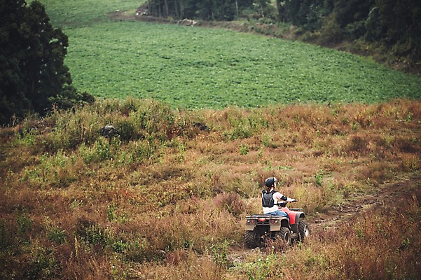 포토 JPG 주간 전신 여자 한명 20대 성인 야외 뒷모습 제주도 한국인 자유 가을 승차 즐거움 4륜바이크 여자만 성인여자만 성읍랜드 국내포토 자연요소 1 계절 감정 뷰포인트 컨셉 모션 한국 사람 동양인 청년 바이크 성인만 파일형식