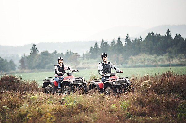 포토 JPG 주간 전신 커플 여자 남자 커플라이프 미소 20대 성인 야외 두명 앞모습 제주도 한국인 자유 가을 승차 즐거움 4륜바이크 성인만 성읍랜드 국내포토 자연요소 라이프스타일 계절 감정 뷰포인트 컨셉 관계 모션 한국 표정 사람 동양인 청년 바이크 파일형식