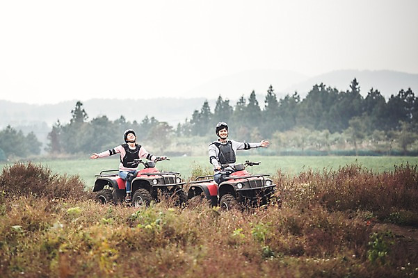 포토 JPG 주간 전신 커플 여자 남자 커플라이프 팔벌리기 20대 성인 야외 두명 앞모습 제주도 한국인 자유 가을 승차 즐거움 4륜바이크 성인만 성읍랜드 국내포토 자연요소 라이프스타일 계절 감정 뷰포인트 컨셉 관계 모션 한국 사람 동양인 청년 바이크 파일형식