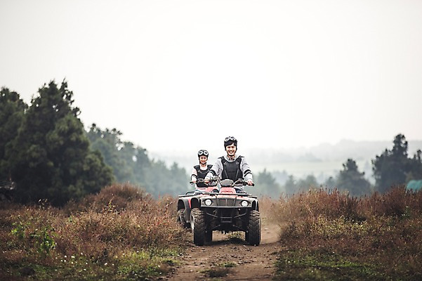 포토 JPG 주간 전신 커플 여자 남자 커플라이프 20대 성인 야외 두명 앞모습 제주도 한국인 자유 가을 승차 즐거움 4륜바이크 성인만 성읍랜드 국내포토 자연요소 라이프스타일 계절 감정 뷰포인트 컨셉 관계 모션 한국 사람 동양인 청년 바이크 파일형식