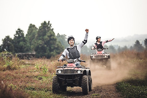 포토 JPG 주간 전신 커플 여자 남자 커플라이프 20대 성인 야외 두명 앞모습 제주도 한국인 자유 가을 승차 즐거움 4륜바이크 성인만 성읍랜드 국내포토 자연요소 라이프스타일 계절 감정 뷰포인트 컨셉 관계 모션 한국 사람 동양인 청년 바이크 파일형식