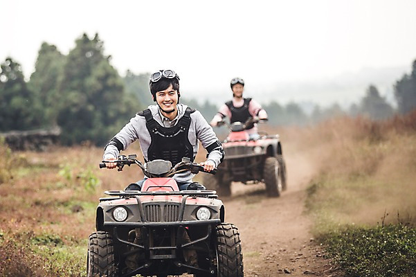 포토 JPG 주간 커플 여자 남자 커플라이프 미소 상반신 20대 성인 야외 두명 앞모습 제주도 한국인 자유 가을 승차 즐거움 4륜바이크 성인만 성읍랜드 국내포토 자연요소 라이프스타일 계절 감정 뷰포인트 컨셉 관계 모션 한국 표정 사람 동양인 청년 바이크 파일형식