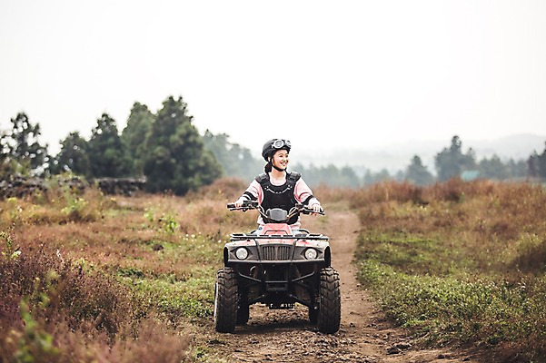 포토 JPG 주간 전신 여자 한명 미소 20대 성인 야외 앞모습 제주도 한국인 자유 가을 승차 즐거움 4륜바이크 여자만 성인여자만 성읍랜드 국내포토 자연요소 1 계절 감정 뷰포인트 컨셉 모션 한국 표정 사람 동양인 청년 바이크 성인만 파일형식