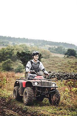 포토 JPG 주간 전신 남자 한명 미소 20대 성인 야외 앞모습 제주도 한국인 자유 가을 승차 즐거움 4륜바이크 남자만 성인남자만 성읍랜드 국내포토 자연요소 1 계절 감정 뷰포인트 컨셉 모션 한국 표정 사람 동양인 청년 바이크 성인만 파일형식
