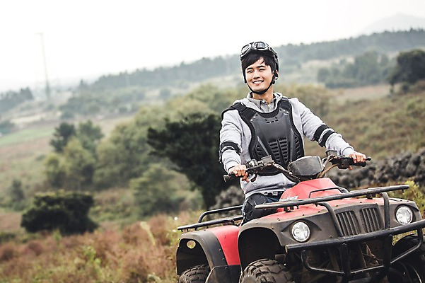 포토 JPG 주간 남자 한명 미소 상반신 20대 성인 야외 앞모습 제주도 한국인 자유 가을 승차 즐거움 4륜바이크 남자만 성인남자만 성읍랜드 국내포토 자연요소 1 계절 감정 뷰포인트 컨셉 모션 한국 표정 사람 동양인 청년 바이크 성인만 파일형식