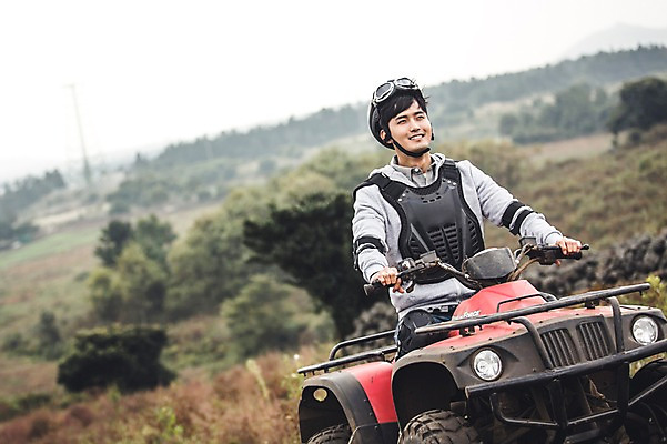 포토 JPG 주간 남자 한명 미소 상반신 20대 성인 야외 앞모습 제주도 한국인 자유 가을 승차 즐거움 4륜바이크 남자만 성인남자만 성읍랜드 국내포토 자연요소 1 계절 감정 뷰포인트 컨셉 모션 한국 표정 사람 동양인 청년 바이크 성인만 파일형식