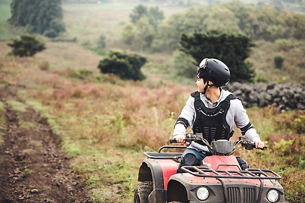포토 JPG 주간 남자 한명 상반신 20대 성인 야외 앞모습 제주도 한국인 자유 가을 뒤돌아보기 승차 즐거움 4륜바이크 남자만 성인남자만 성읍랜드 국내포토 자연요소 1 계절 감정 뷰포인트 컨셉 모션 한국 사람 동양인 청년 바이크 성인만 파일형식