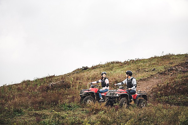포토 JPG 주간 전신 커플 여자 남자 커플라이프 20대 성인 야외 두명 옆모습 제주도 한국인 자유 가을 승차 즐거움 4륜바이크 성인만 성읍랜드 국내포토 자연요소 라이프스타일 계절 감정 뷰포인트 컨셉 관계 모션 한국 사람 동양인 청년 바이크 파일형식