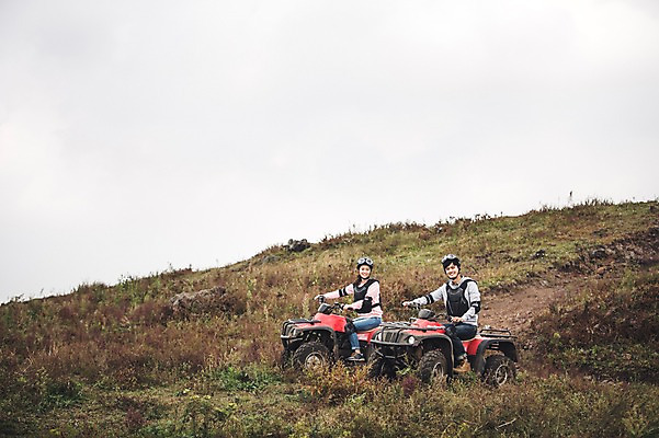 포토 JPG 주간 전신 커플 여자 남자 커플라이프 미소 20대 성인 야외 두명 옆모습 제주도 한국인 자유 가을 승차 즐거움 4륜바이크 성인만 성읍랜드 국내포토 자연요소 라이프스타일 계절 감정 뷰포인트 컨셉 관계 모션 한국 표정 사람 동양인 청년 바이크 파일형식