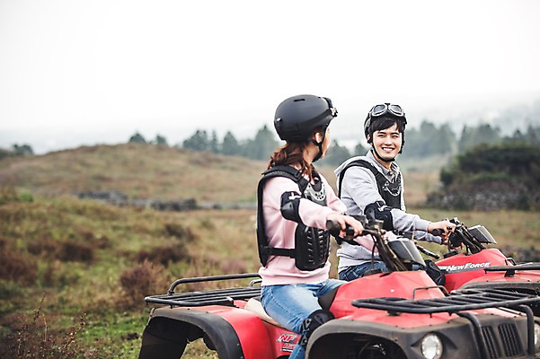 포토 JPG 주간 커플 여자 남자 커플라이프 미소 상반신 20대 성인 야외 두명 옆모습 제주도 한국인 자유 가을 승차 즐거움 4륜바이크 성인만 성읍랜드 국내포토 자연요소 라이프스타일 계절 감정 뷰포인트 컨셉 관계 모션 한국 표정 사람 동양인 청년 바이크 파일형식