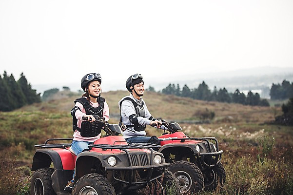 포토 JPG 주간 전신 커플 여자 남자 커플라이프 미소 20대 성인 야외 두명 옆모습 제주도 한국인 자유 가을 승차 즐거움 4륜바이크 성인만 성읍랜드 국내포토 자연요소 라이프스타일 계절 감정 뷰포인트 컨셉 관계 모션 한국 표정 사람 동양인 청년 바이크 파일형식