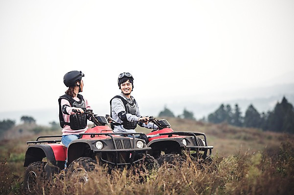 포토 JPG 주간 전신 커플 여자 남자 커플라이프 미소 20대 성인 야외 두명 옆모습 제주도 한국인 자유 가을 승차 즐거움 4륜바이크 성인만 성읍랜드 국내포토 자연요소 라이프스타일 계절 감정 뷰포인트 컨셉 관계 모션 한국 표정 사람 동양인 청년 바이크 파일형식