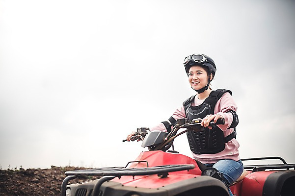 포토 JPG 주간 여자 한명 미소 상반신 20대 성인 야외 앞모습 제주도 한국인 자유 가을 승차 즐거움 4륜바이크 여자만 성인여자만 성읍랜드 국내포토 자연요소 1 계절 감정 뷰포인트 컨셉 모션 한국 표정 사람 동양인 청년 바이크 성인만 파일형식