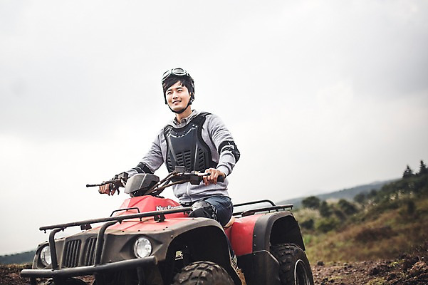 포토 JPG 주간 남자 한명 미소 상반신 20대 성인 야외 앞모습 제주도 한국인 자유 가을 승차 즐거움 4륜바이크 남자만 성인남자만 성읍랜드 국내포토 자연요소 1 계절 감정 뷰포인트 컨셉 모션 한국 표정 사람 동양인 청년 바이크 성인만 파일형식