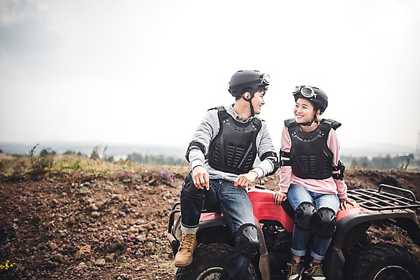 포토 JPG 주간 전신 커플 여자 남자 커플라이프 휴식 20대 성인 야외 두명 앞모습 제주도 한국인 자유 가을 승차 즐거움 4륜바이크 성인만 성읍랜드 국내포토 자연요소 라이프스타일 계절 감정 뷰포인트 컨셉 관계 모션 한국 사람 동양인 청년 바이크 파일형식