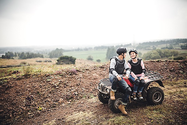 포토 JPG 주간 전신 커플 여자 남자 커플라이프 휴식 미소 20대 성인 야외 두명 앞모습 제주도 한국인 자유 가을 승차 즐거움 4륜바이크 성인만 성읍랜드 국내포토 자연요소 라이프스타일 계절 감정 뷰포인트 컨셉 관계 모션 한국 표정 사람 동양인 청년 바이크 파일형식