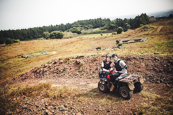 포토 JPG 주간 전신 커플 여자 남자 커플라이프 휴식 미소 20대 성인 야외 두명 앞모습 제주도 한국인 자유 가을 승차 즐거움 4륜바이크 성인만 성읍랜드 국내포토 자연요소 라이프스타일 계절 감정 뷰포인트 컨셉 관계 모션 한국 표정 사람 동양인 청년 바이크 파일형식