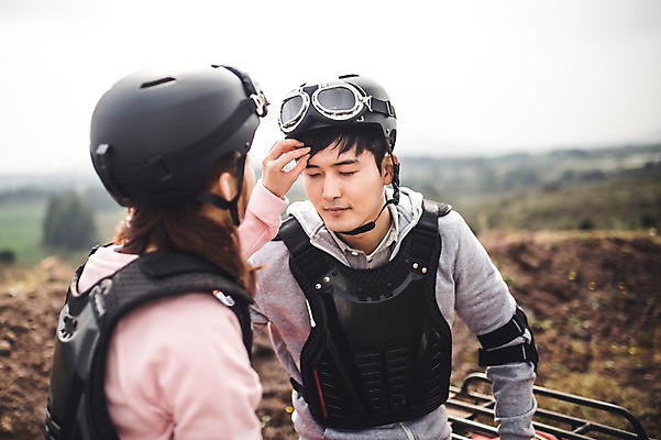 포토 JPG 주간 커플 여자 남자 커플라이프 휴식 상반신 20대 성인 야외 두명 앞모습 옆모습 제주도 다정 한국인 자유 가을 즐거움 4륜바이크 성인만 성읍랜드 국내포토 자연요소 라이프스타일 계절 감정 뷰포인트 컨셉 관계 한국 사람 동양인 청년 바이크 파일형식