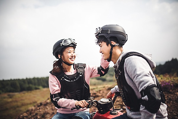 포토 JPG 주간 커플 여자 남자 커플라이프 미소 상반신 20대 성인 야외 두명 앞모습 옆모습 제주도 한국인 자유 가을 즐거움 4륜바이크 성인만 성읍랜드 국내포토 자연요소 라이프스타일 계절 감정 뷰포인트 컨셉 관계 한국 표정 사람 동양인 청년 바이크 파일형식