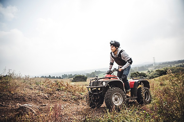 포토 JPG 주간 전신 남자 한명 서기 미소 20대 성인 야외 앞모습 제주도 한국인 자유 가을 승차 즐거움 4륜바이크 남자만 성인남자만 성읍랜드 국내포토 자연요소 1 계절 감정 뷰포인트 컨셉 모션 한국 표정 사람 동양인 청년 바이크 성인만 파일형식